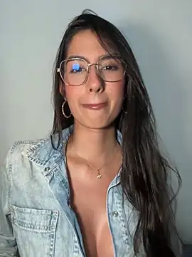 Snapshot of Julieta_Duque chatting on 04/22/26, 02:18 Julieta Duque online show from 04/22/26, 02:18