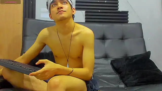 Snapshot of Amun_obsidian chatting on 11/05/25, 12:30 Amun obsidian online show from 11/05/25, 12:30