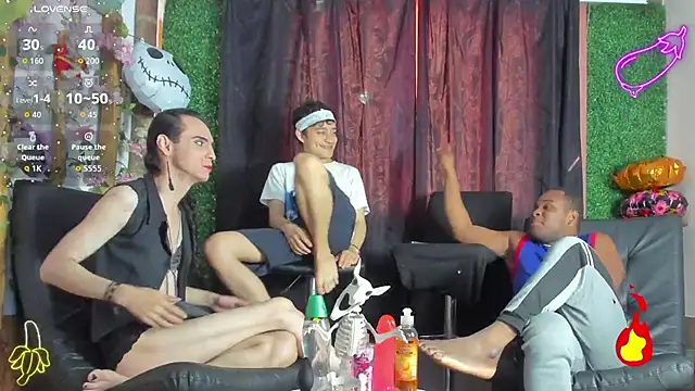 Snapshot of Amun_obsidian chatting on 10/28/25, 01:10 Amun obsidian online show from 10/28/25, 01:10