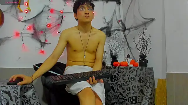 Snapshot of Amun_obsidian chatting on 10/31/25, 12:46 Amun obsidian online show from 10/31/25, 12:46