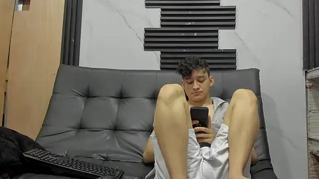 Snapshot of Amun_obsidian chatting on 11/30/25, 09:32 Amun obsidian online show from 11/30/25, 09:32