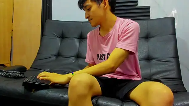 Snapshot of Amun_obsidian chatting on 10/18/25, 12:29 Amun obsidian online show from 10/18/25, 12:29