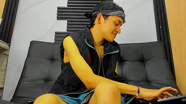 Snapshot of Amun_obsidian chatting on 10/17/25, 12:18 Amun obsidian online show from 10/17/25, 12:18