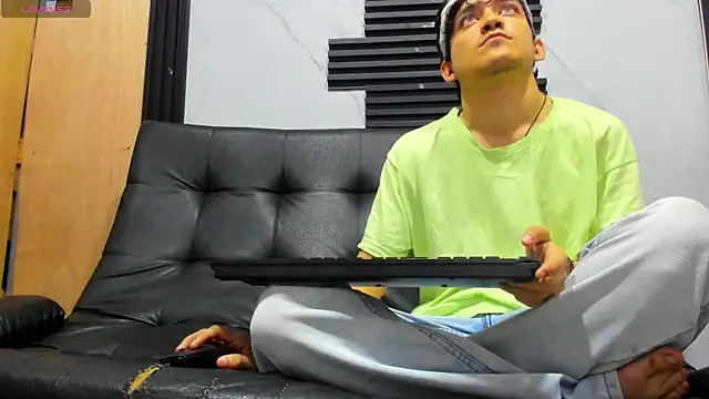 Snapshot of Amun_obsidian chatting on 11/12/25, 12:09 Amun obsidian online show from 11/12/25, 12:09