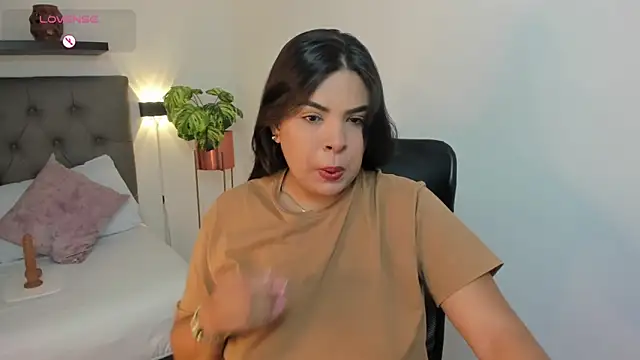 daniela crozee  online show from 11/19/25, 02:00