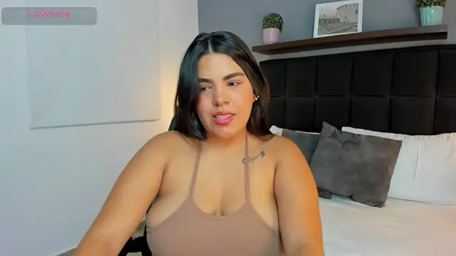 daniela crozee  online show from 10/19/25, 02:36