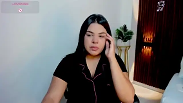 daniela crozee  online show from 11/28/25, 02:56