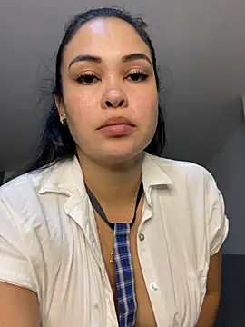 Snapshot of FOX_LATINA chatting on 05/18/26, 04:07 FOX LATINA online show from 05/18/26, 04:07