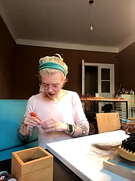 Snapshot of tacodeluxxxe chatting on 10/15/25, 03:31 tacodeluxxxe online show from 10/15/25, 03:31