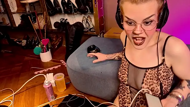 Snapshot of tacodeluxxxe chatting on 09/25/25, 11:44 tacodeluxxxe online show from 09/25/25, 11:44