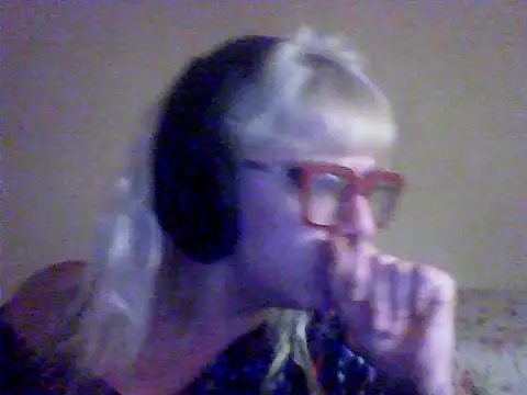 Snapshot of BlondieTami chatting on 09/20/25, 05:45 BlondieTami online show from 09/20/25, 05:45