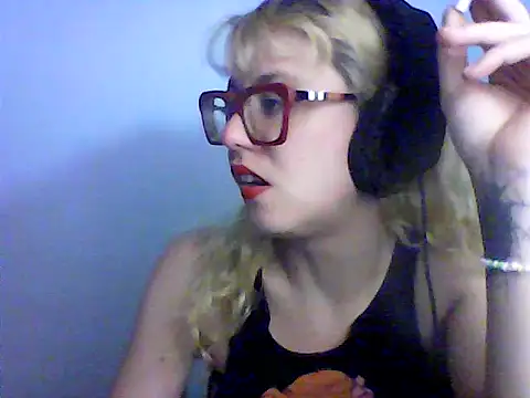 Snapshot of BlondieTami chatting on 10/23/25, 11:31 BlondieTami online show from 10/23/25, 11:31