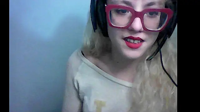 Snapshot of BlondieTami chatting on 10/10/25, 05:03 BlondieTami online show from 10/10/25, 05:03