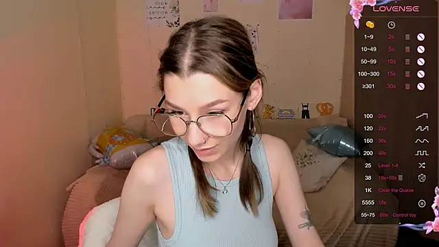 Snapshot of LinaBlossom_ chatting on 10/03/25, 08:27 LinaBlossom online show from 10/03/25, 08:27