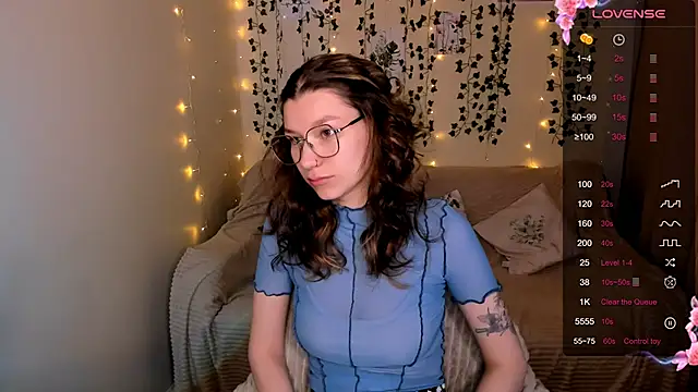 Snapshot of LinaBlossom_ chatting on 10/18/25, 03:08 LinaBlossom online show from 10/18/25, 03:08