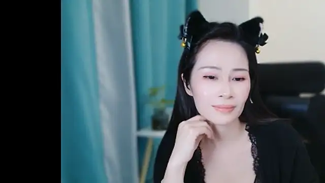 Snapshot of cfxc0317 chatting on 11/18/25, 12:19 cfxc0317 online show from 11/18/25, 12:19