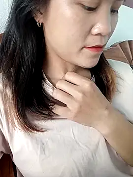 Snapshot of Norah-h chatting on 10/21/25, 02:11 Norah-h online show from 10/21/25, 02:11