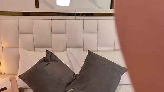 Snapshot of samanthaa_sm chatting on 12/14/25, 11:38 samanthaa sm online show from 12/14/25, 11:38