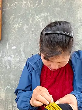 Snapshot of diamond-- chatting on 11/02/25, 01:43 diamond-- online show from 11/02/25, 01:43