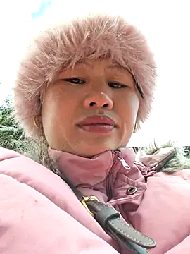 Snapshot of diamond-- chatting on 12/15/25, 01:11 diamond-- online show from 12/15/25, 01:11