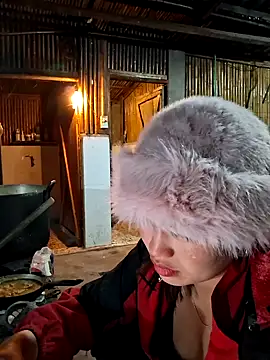 Snapshot of diamond-- chatting on 11/18/25, 01:03 diamond-- online show from 11/18/25, 01:03