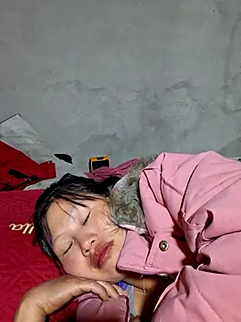 Snapshot of diamond-- chatting on 11/23/25, 01:32 diamond-- online show from 11/23/25, 01:32