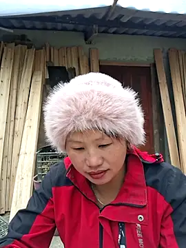 Snapshot of diamond-- chatting on 11/19/25, 01:38 diamond-- online show from 11/19/25, 01:38