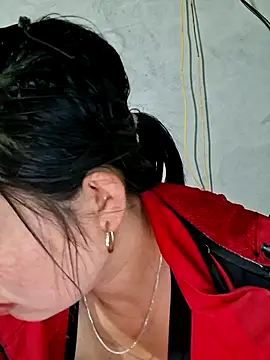 Snapshot of diamond-- chatting on 11/20/25, 12:44 diamond-- online show from 11/20/25, 12:44