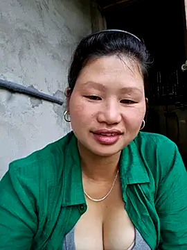 Snapshot of diamond-- chatting on 10/15/25, 12:20 diamond-- online show from 10/15/25, 12:20