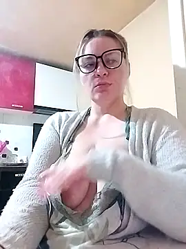 Snapshot of Mommygetnaughty chatting on 10/05/25, 01:46 Mommygetnaughty online show from 10/05/25, 01:46