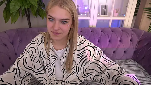 Snapshot of AlinaLiii chatting on 06/15/26, 07:30 AlinaLiii online show from 06/15/26, 07:30