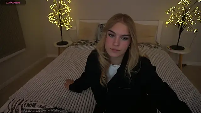 AlinaLiii online show from 11/22/25, 08:51