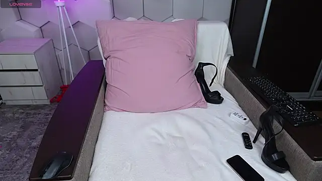 HottieEmma online show from 12/22/25, 12:05