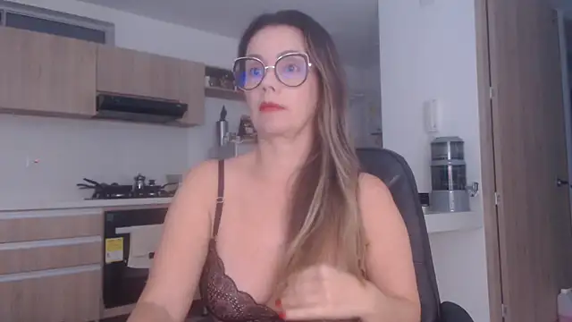 Snapshot of LovePaula chatting on 06/18/26, 11:04 LovePaula online show from 06/18/26, 11:04