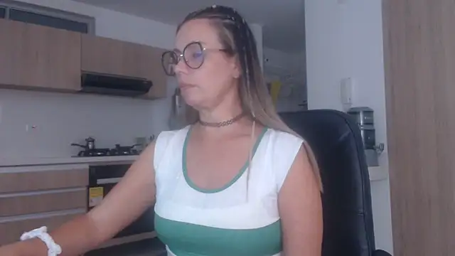 LovePaula online show from 10/31/25, 01:46