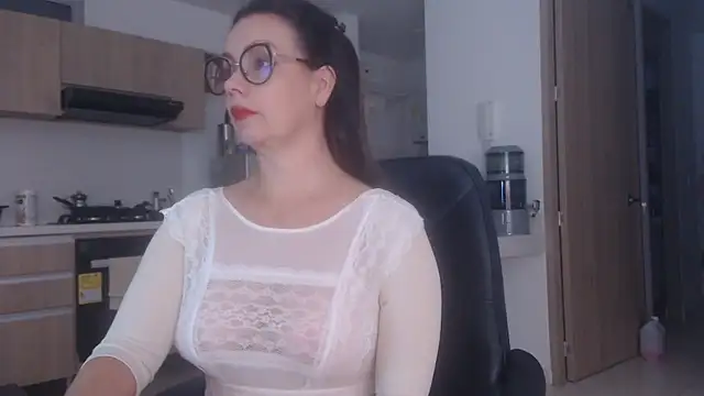 Snapshot of LovePaula chatting on 07/13/26, 12:43 LovePaula online show from 07/13/26, 12:43