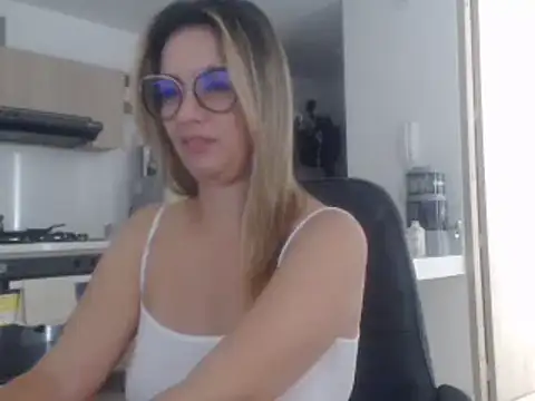 Snapshot of LovePaula chatting on 03/15/25, 03:48 LovePaula online show from 03/15/25, 03:48