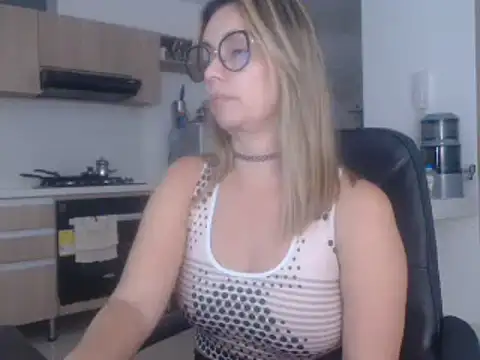 Snapshot of LovePaula chatting on 02/22/25, 02:06 LovePaula online show from 02/22/25, 02:06