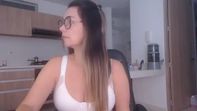 Snapshot of LovePaula chatting on 06/20/26, 02:16 LovePaula online show from 06/20/26, 02:16