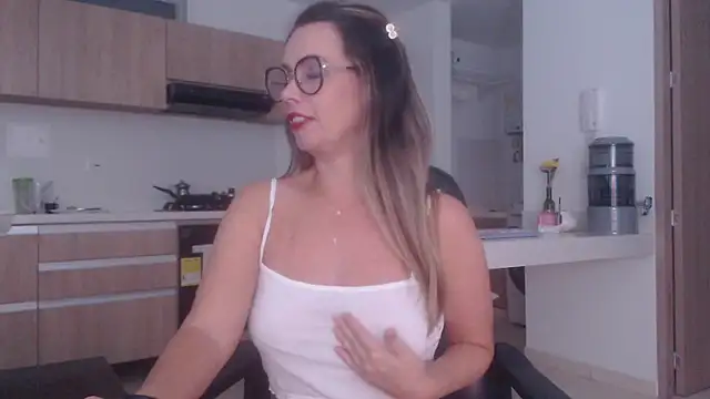 Snapshot of LovePaula chatting on 03/15/26, 11:12 LovePaula online show from 03/15/26, 11:12