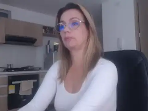 Snapshot of LovePaula chatting on 03/10/25, 11:45 LovePaula online show from 03/10/25, 11:45