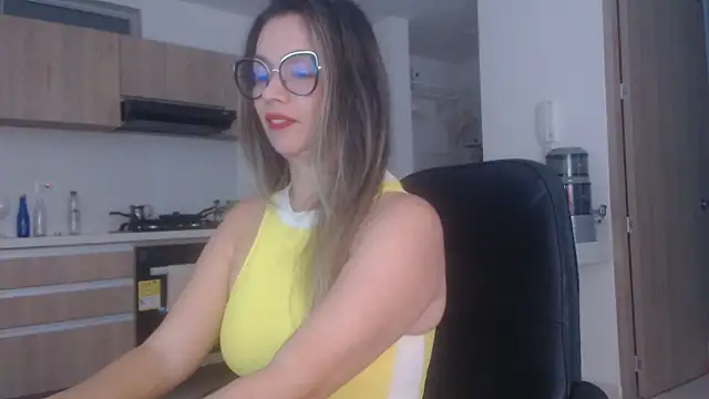 Snapshot of LovePaula chatting on 06/02/26, 11:43 LovePaula online show from 06/02/26, 11:43