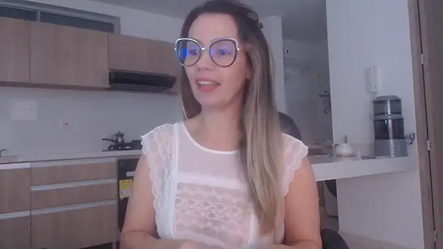 Snapshot of LovePaula chatting on 03/19/26, 11:43 LovePaula online show from 03/19/26, 11:43