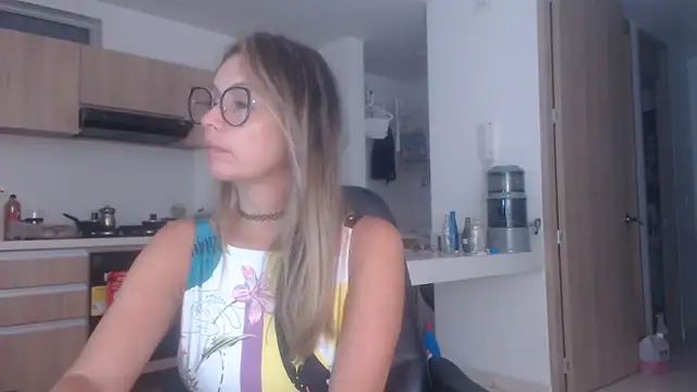 Snapshot of LovePaula chatting on 10/19/25, 01:30 LovePaula online show from 10/19/25, 01:30