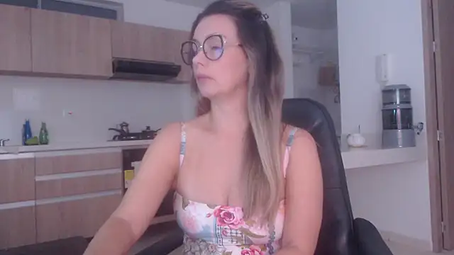 Snapshot of LovePaula chatting on 03/29/26, 01:07 LovePaula online show from 03/29/26, 01:07