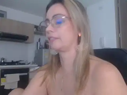 Snapshot of LovePaula chatting on 03/17/25, 01:14 LovePaula online show from 03/17/25, 01:14