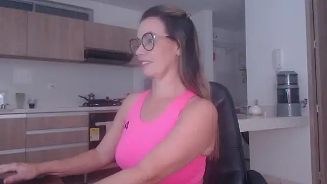 Snapshot of LovePaula chatting on 03/20/26, 11:28 LovePaula online show from 03/20/26, 11:28