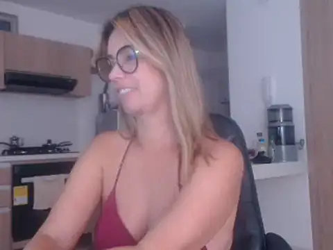 Snapshot of LovePaula chatting on 02/06/25, 11:31 LovePaula online show from 02/06/25, 11:31