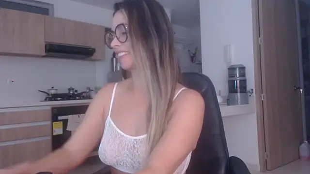 Snapshot of LovePaula chatting on 04/15/26, 11:16 LovePaula online show from 04/15/26, 11:16