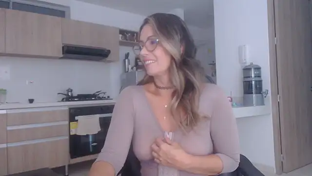 LovePaula online show from 11/30/25, 12:17